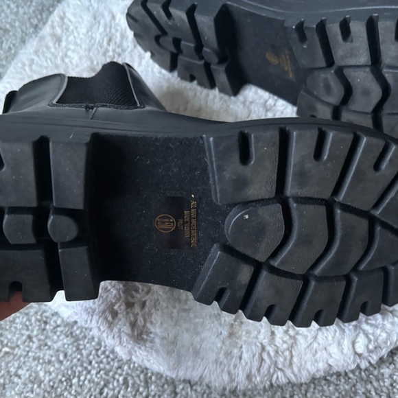 Unr8ed- Elegant Black Leather Ankle Booties - Picture 2 of 5